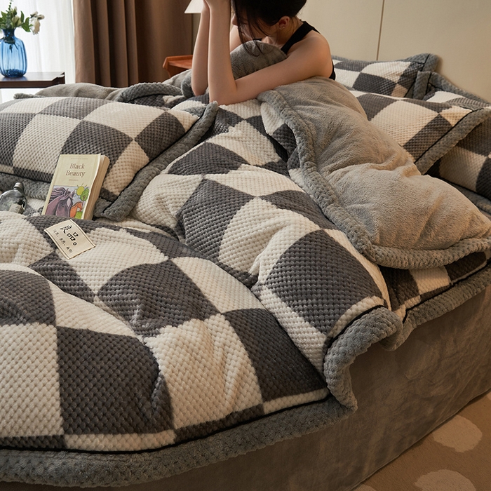 91家纺网 家纺一手货源 找家纺 （总）早晨家纺 2025新款豆豆款牛奶绒菠萝格-单被套