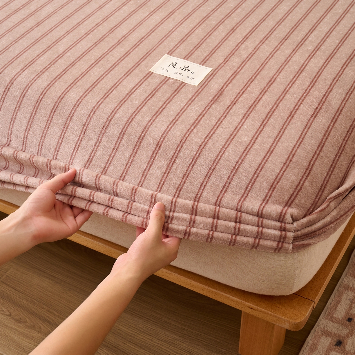 91家纺网 家纺一手货源 找家纺 早晨家纺 2025新款野牧款高克重牛奶绒印花单床笠 野牧-竖条咖