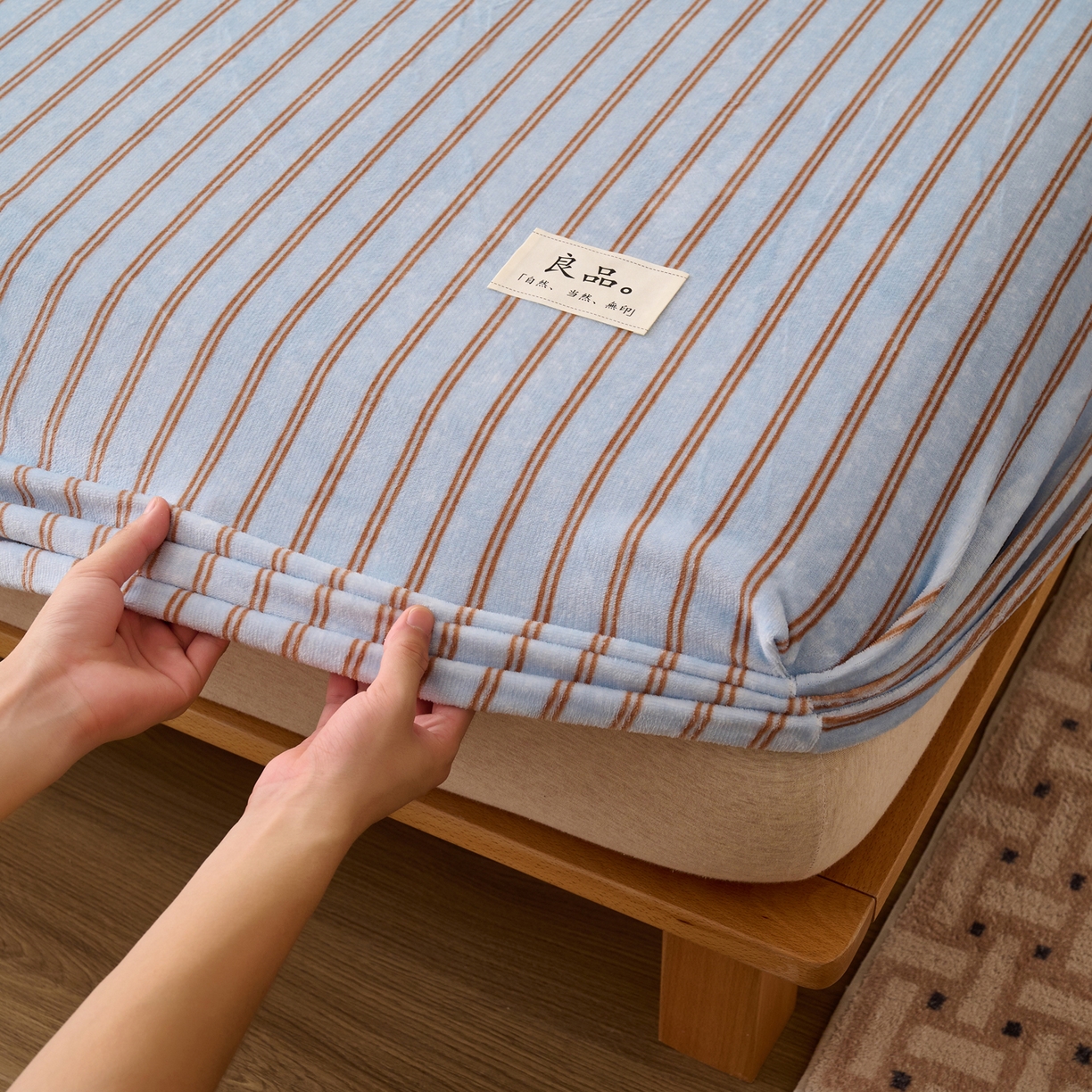 91家纺网 家纺一手货源 找家纺 早晨家纺 2025新款野牧款高克重牛奶绒印花单床笠 野牧-竖条蓝