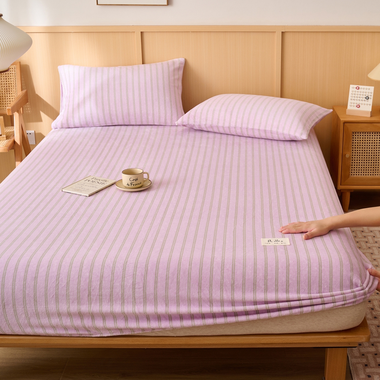 91家纺网 家纺一手货源 找家纺 早晨家纺 2025新款野牧款高克重牛奶绒印花单床笠 野牧-竖条紫粉