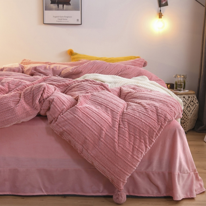 91家纺网 家纺一手货源 找家纺 仟网汇 2025新款热款剪花绒毛毛球绒水晶绒四件套 粉色