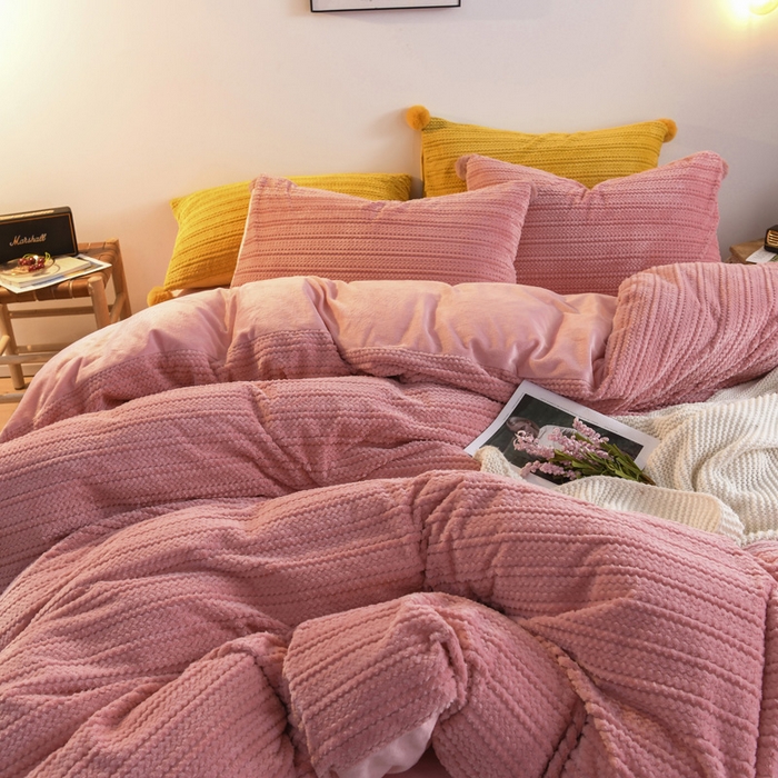 91家纺网 家纺一手货源 找家纺 仟网汇 2025新款热款剪花绒毛毛球绒水晶绒四件套 粉色