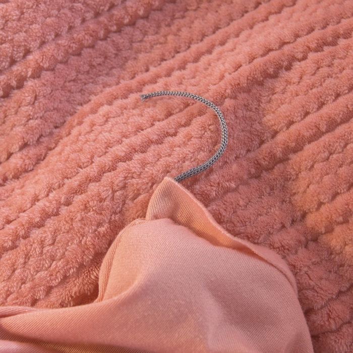 91家纺网 家纺一手货源 找家纺 仟网汇 2025新款热款剪花绒毛毛球绒水晶绒四件套 粉色