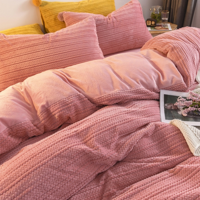 91家纺网 家纺一手货源 找家纺 仟网汇 2025新款热款剪花绒毛毛球绒水晶绒四件套 粉色