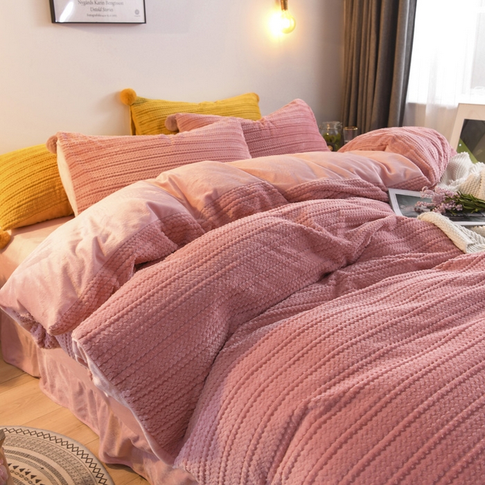 91家纺网 家纺一手货源 找家纺 仟网汇 2025新款热款剪花绒毛毛球绒水晶绒四件套 粉色