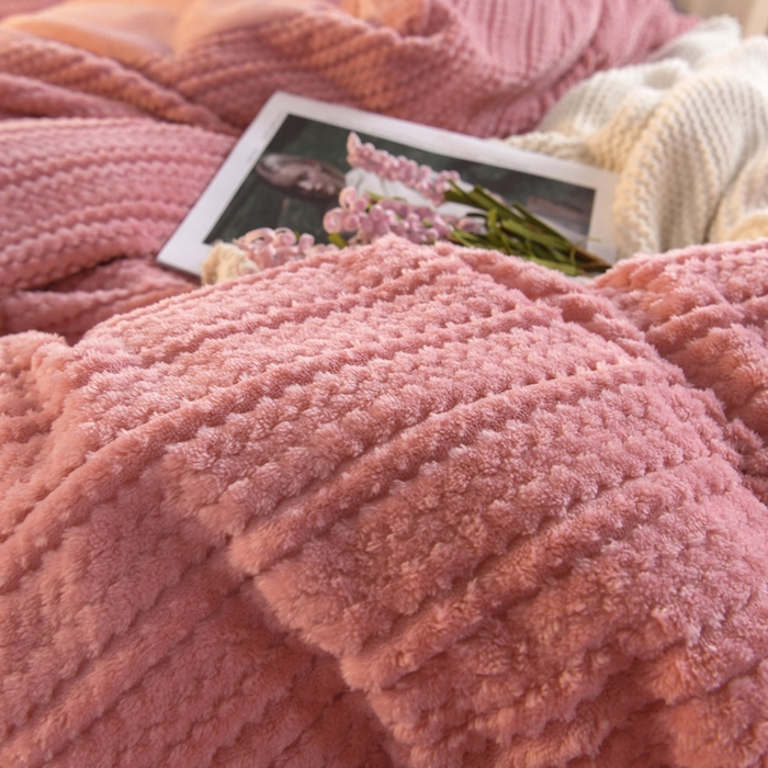 91家纺网 家纺一手货源 找家纺 仟网汇 2025新款热款剪花绒毛毛球绒水晶绒四件套 粉色