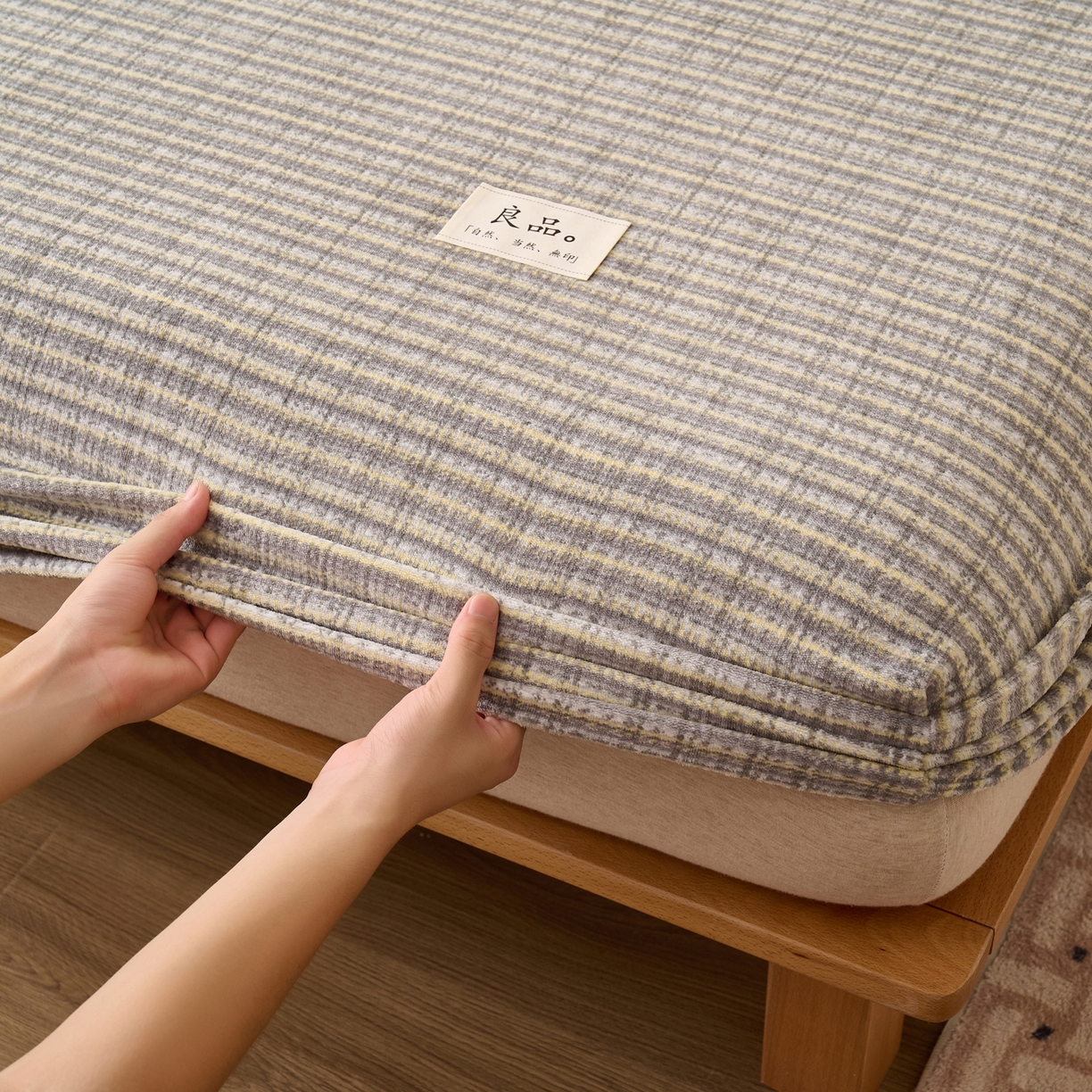 91家纺网 家纺一手货源 找家纺 早晨家纺 2025新款野牧款高克重牛奶绒印花单床笠 野牧-香风灰