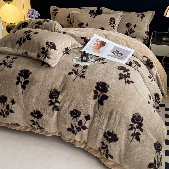 91家纺网 家纺一手货源 找家纺 仟网汇 2025新款加厚兔毛绒法式宽边四件套牛奶绒 拿铁玫瑰