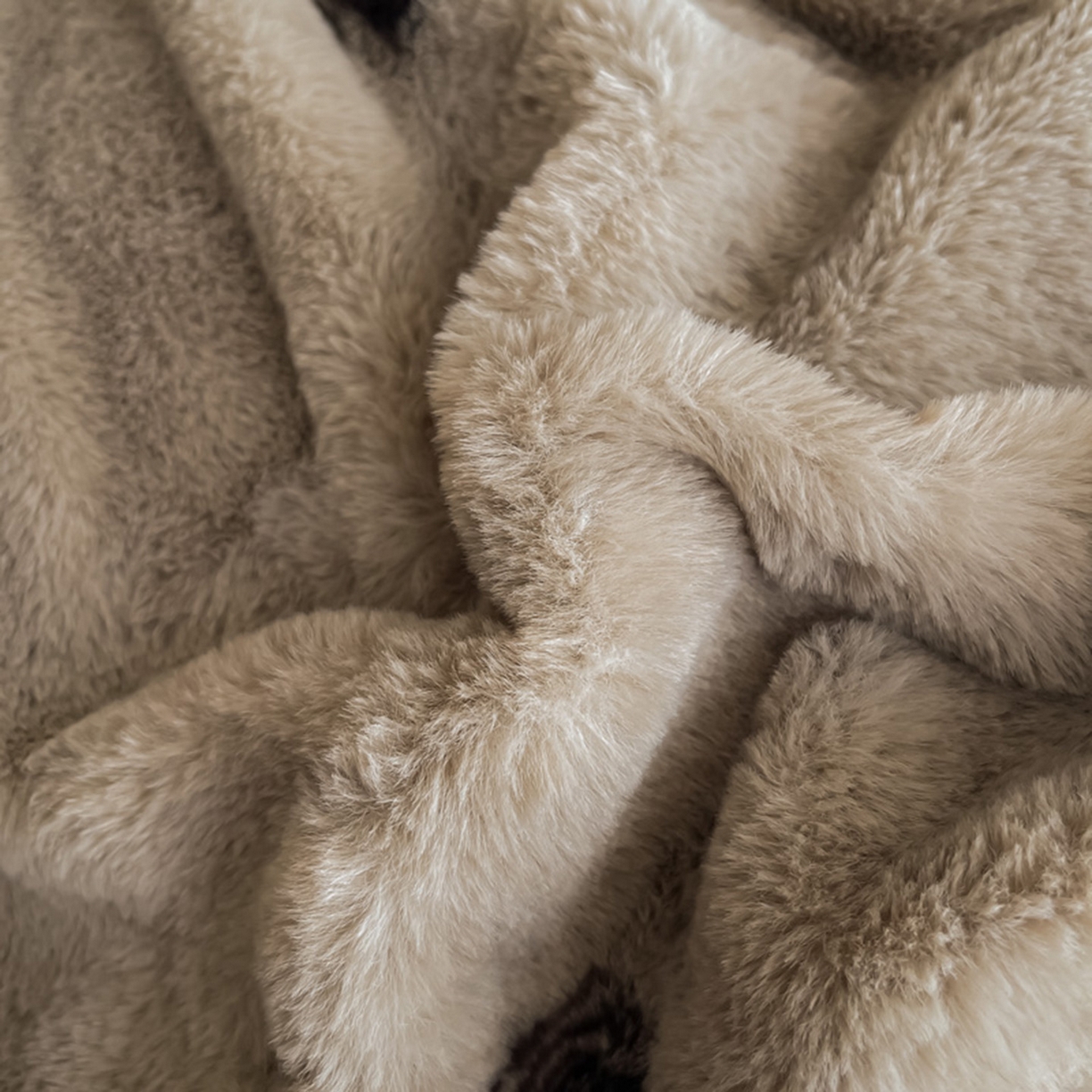 91家纺网 家纺一手货源 找家纺 仟网汇 2025新款加厚兔毛绒法式宽边四件套牛奶绒 拿铁玫瑰