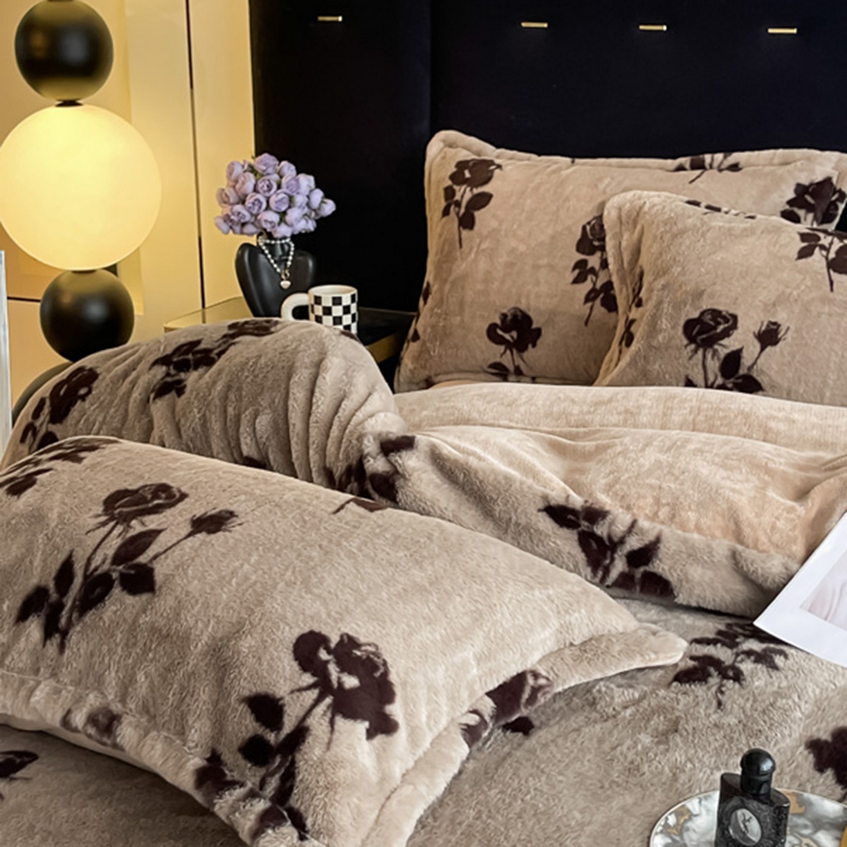 91家纺网 家纺一手货源 找家纺 仟网汇 2025新款加厚兔毛绒法式宽边四件套牛奶绒 拿铁玫瑰