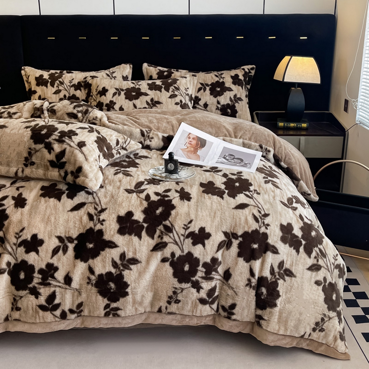 91家纺网 家纺一手货源 找家纺 仟网汇 2025新款加厚兔毛绒法式宽边四件套牛奶绒 干枯玫瑰