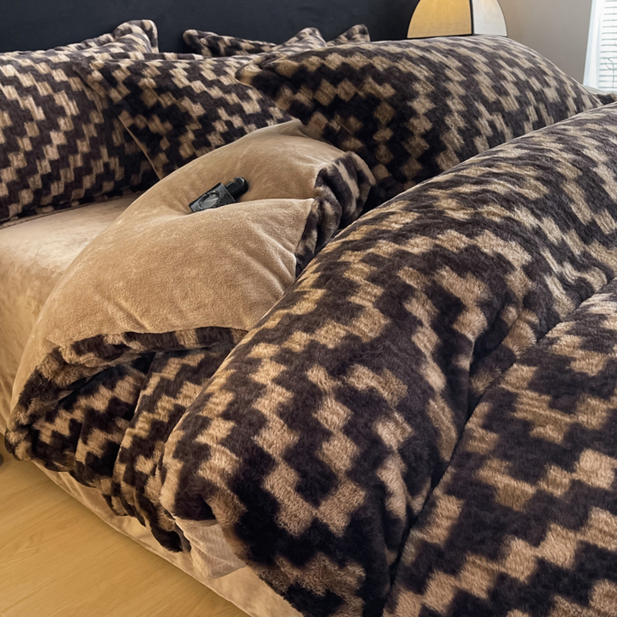 91家纺网 家纺一手货源 找家纺 仟网汇 2025新款加厚兔毛绒法式宽边四件套牛奶绒 南法假日