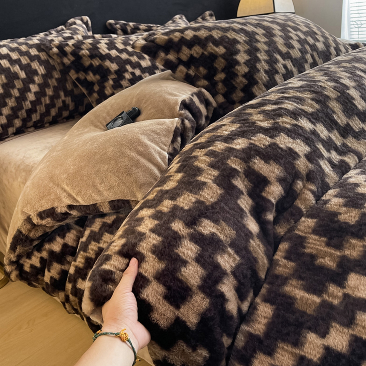 91家纺网 家纺一手货源 找家纺 仟网汇 2025新款加厚兔毛绒法式宽边四件套牛奶绒 南法假日