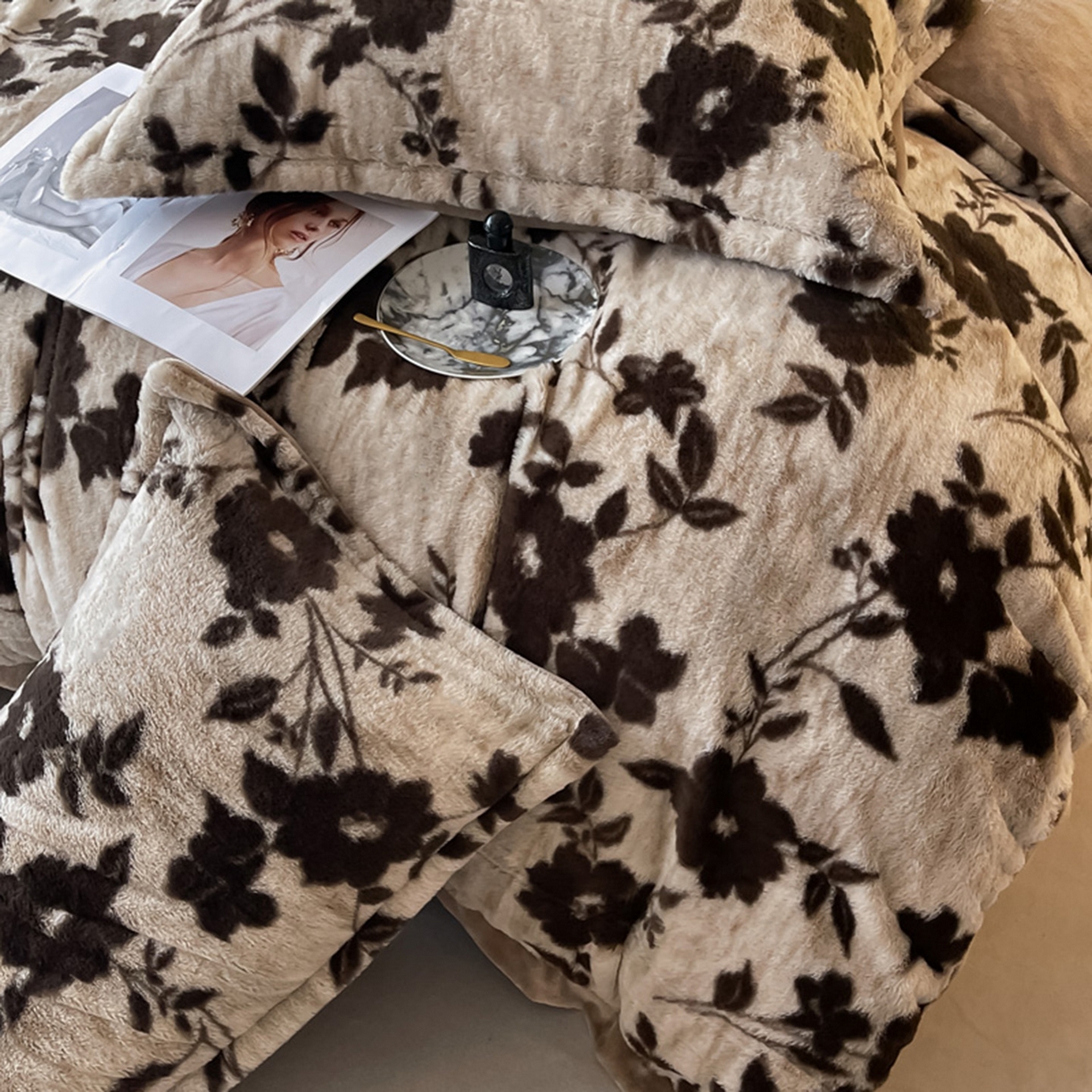 91家纺网 家纺一手货源 找家纺 仟网汇 2025新款加厚兔毛绒法式宽边四件套牛奶绒 干枯玫瑰