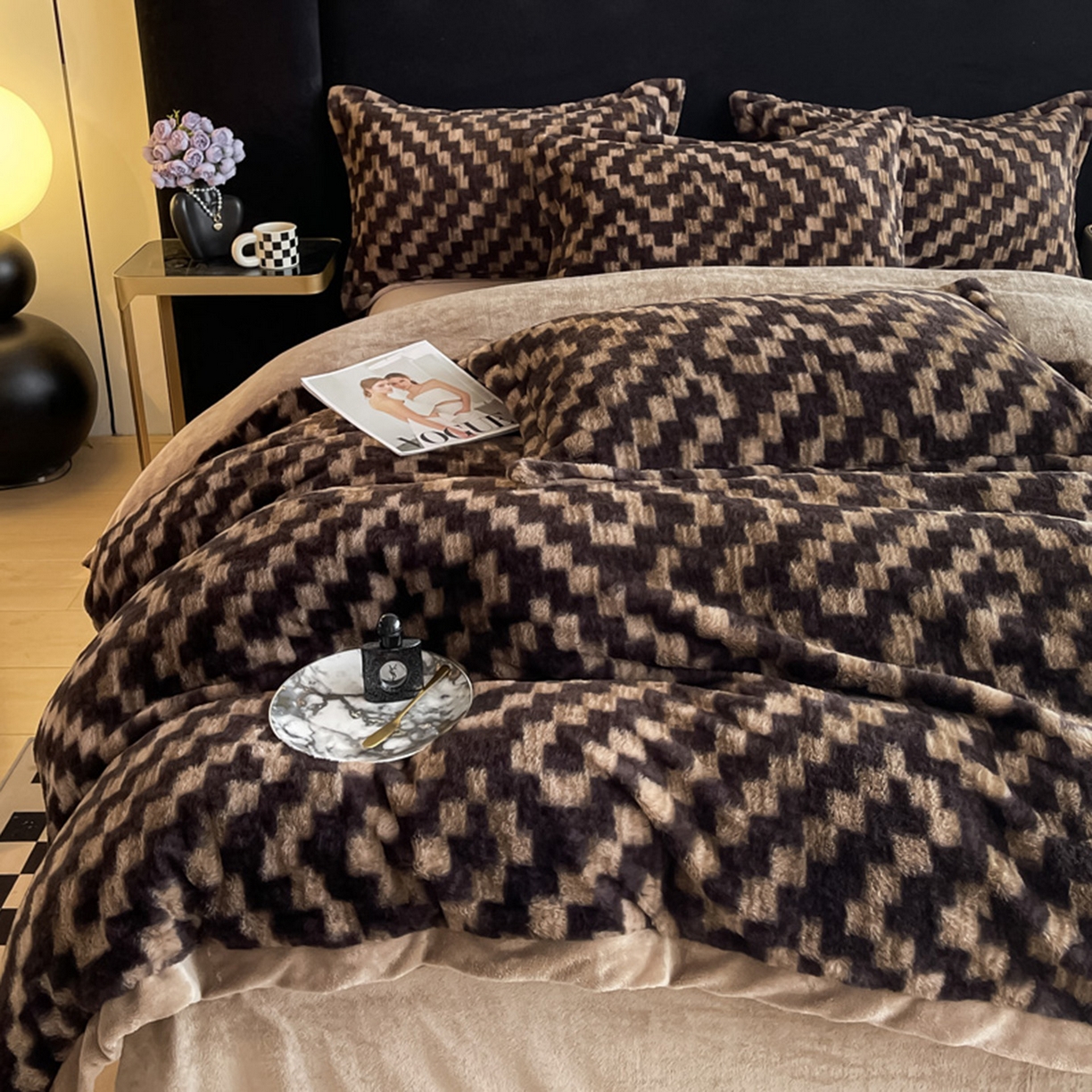 91家纺网 家纺一手货源 找家纺 仟网汇 2025新款加厚兔毛绒法式宽边四件套牛奶绒 南法假日