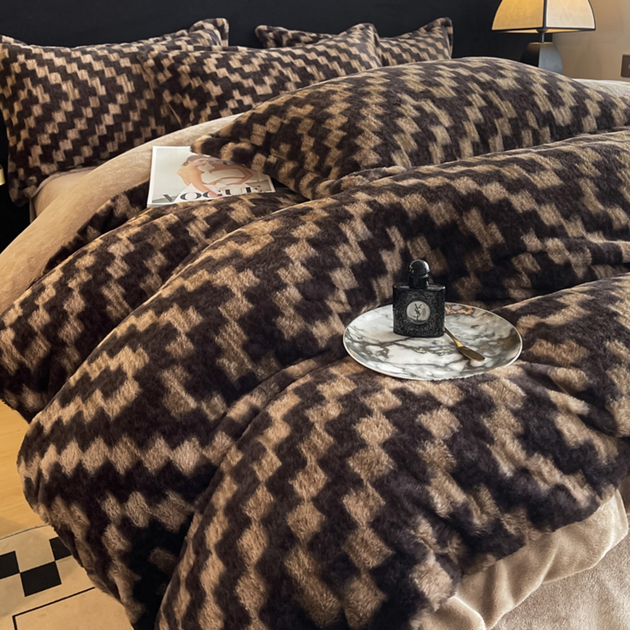 91家纺网 家纺一手货源 找家纺 仟网汇 2025新款加厚兔毛绒法式宽边四件套牛奶绒 南法假日