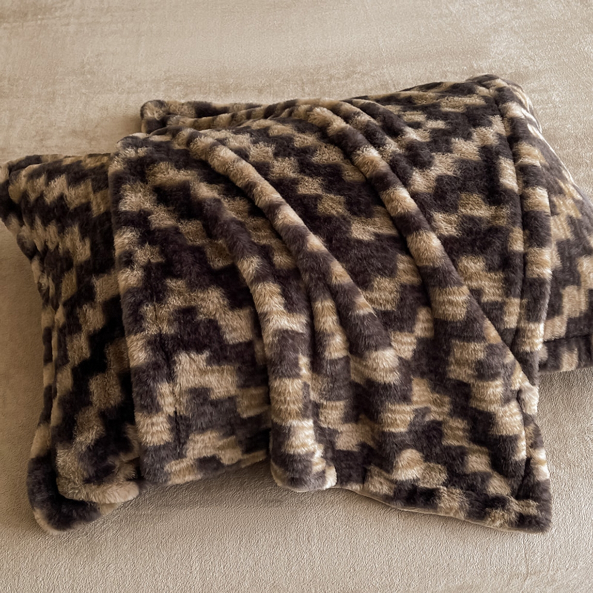 91家纺网 家纺一手货源 找家纺 仟网汇 2025新款加厚兔毛绒法式宽边四件套牛奶绒 南法假日