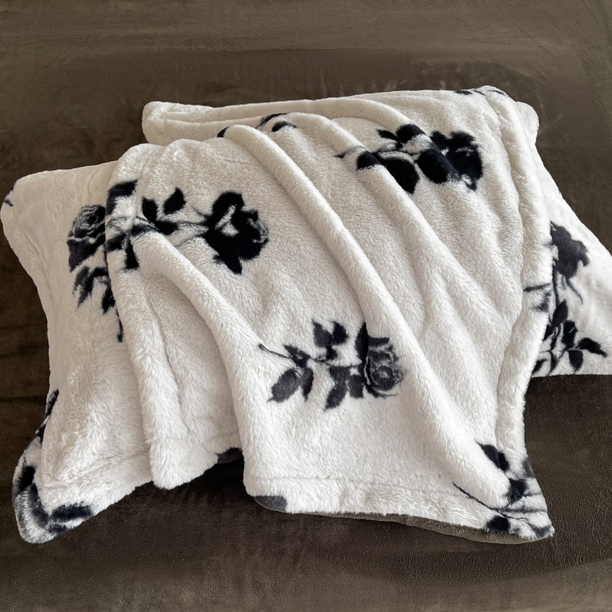 91家纺网 家纺一手货源 找家纺 仟网汇 2025新款加厚兔毛绒法式宽边四件套牛奶绒 邂逅玫瑰