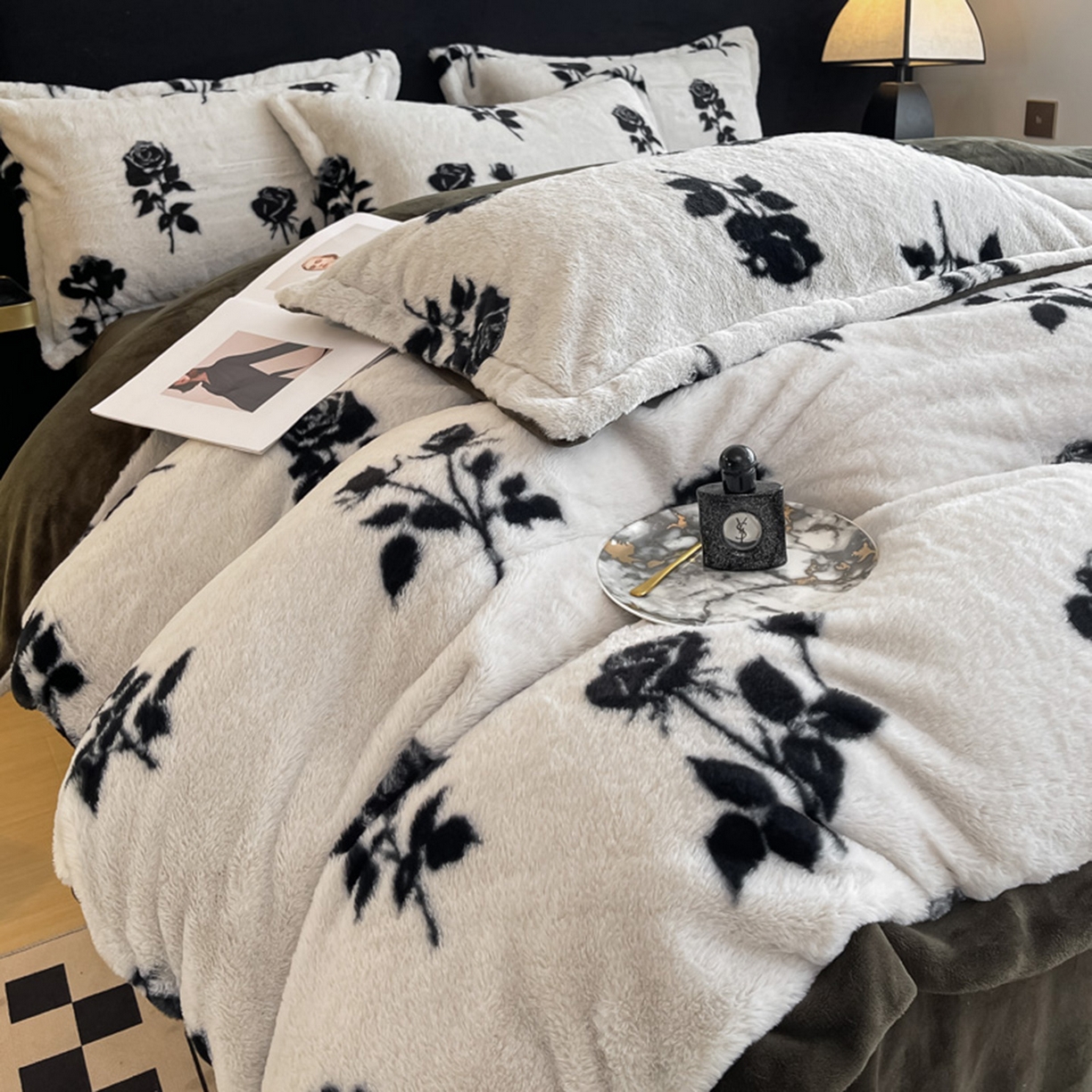 91家纺网 家纺一手货源 找家纺 仟网汇 2025新款加厚兔毛绒法式宽边四件套牛奶绒 邂逅玫瑰