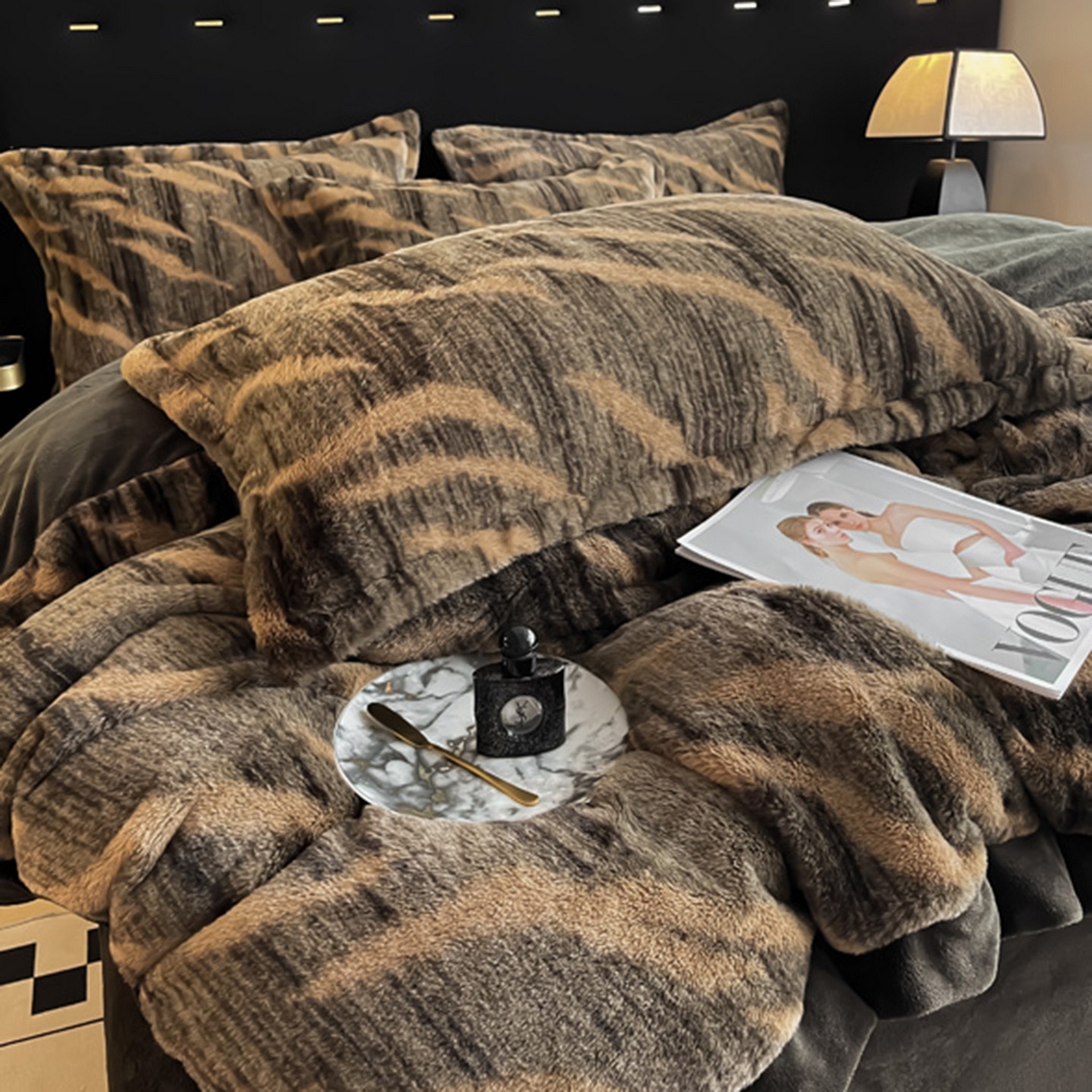 91家纺网 家纺一手货源 找家纺 仟网汇 2025新款加厚兔毛绒法式宽边四件套牛奶绒 鎏金岁月