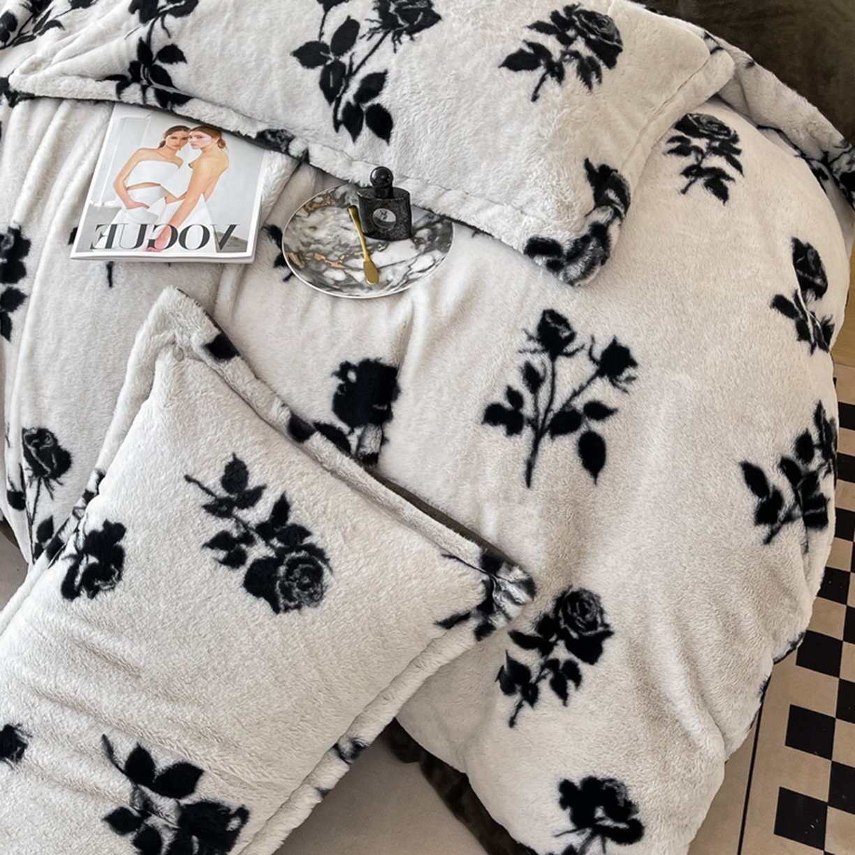 91家纺网 家纺一手货源 找家纺 仟网汇 2025新款加厚兔毛绒法式宽边四件套牛奶绒 邂逅玫瑰