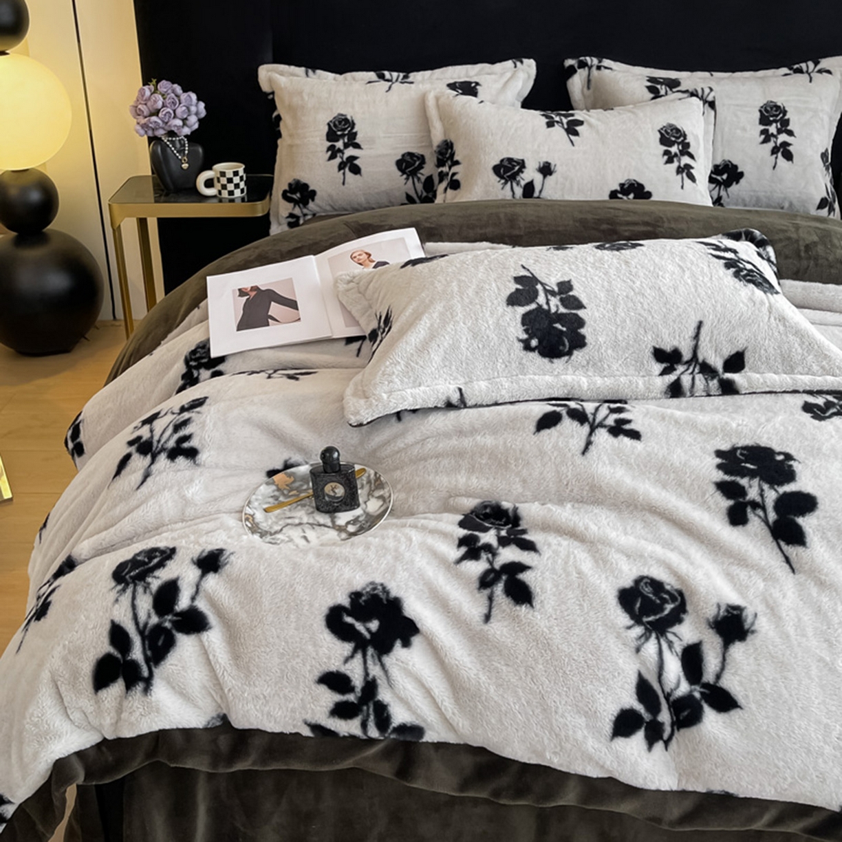 91家纺网 家纺一手货源 找家纺 仟网汇 2025新款加厚兔毛绒法式宽边四件套牛奶绒 邂逅玫瑰