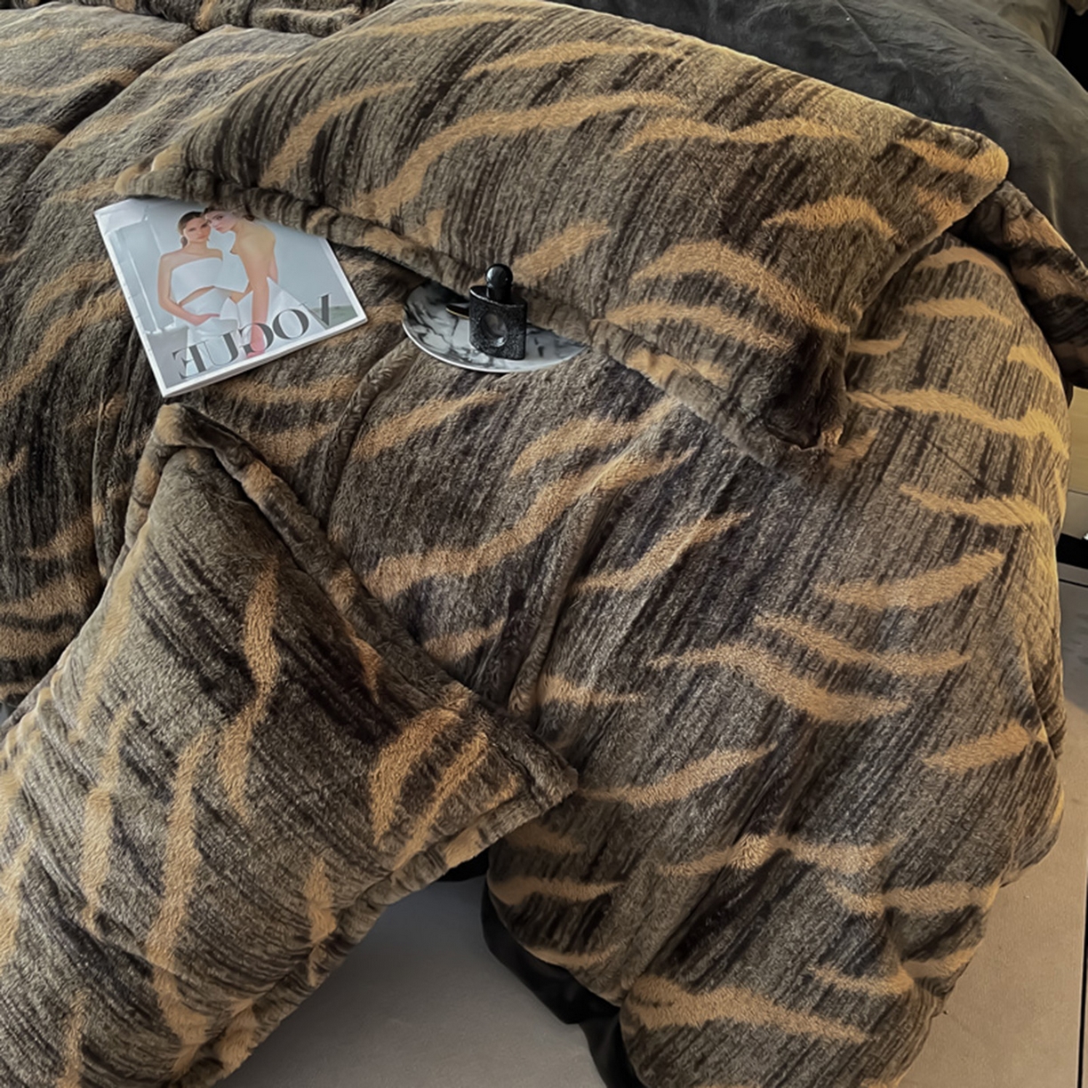 91家纺网 家纺一手货源 找家纺 仟网汇 2025新款加厚兔毛绒法式宽边四件套牛奶绒 鎏金岁月