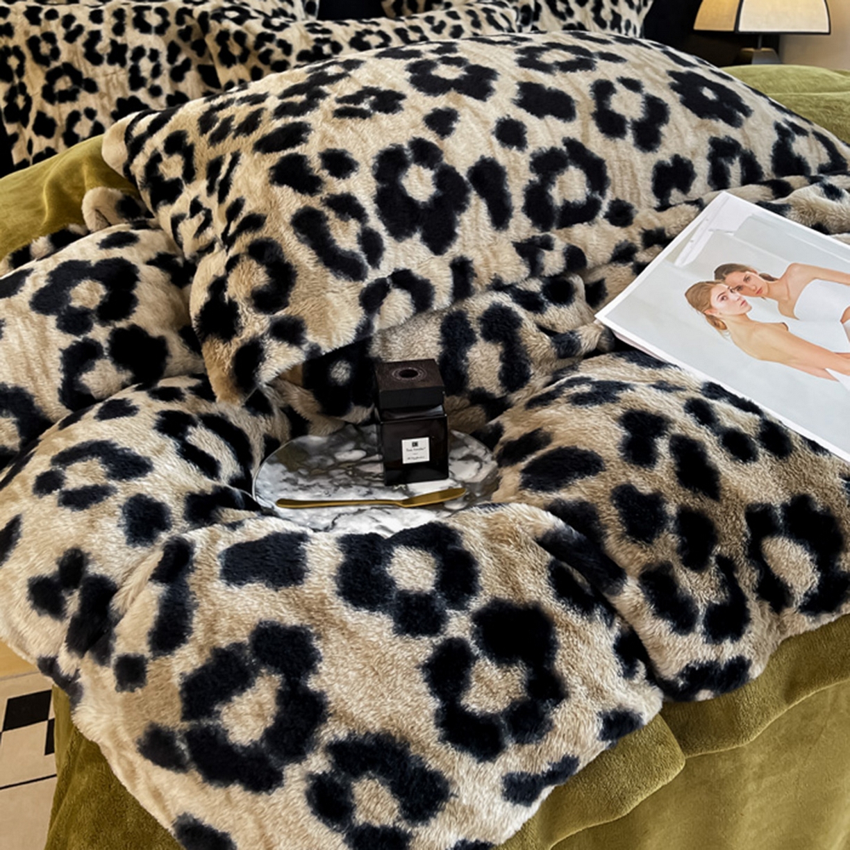 91家纺网 家纺一手货源 找家纺 仟网汇 2025新款加厚兔毛绒法式宽边四件套牛奶绒 豹纹茶绿