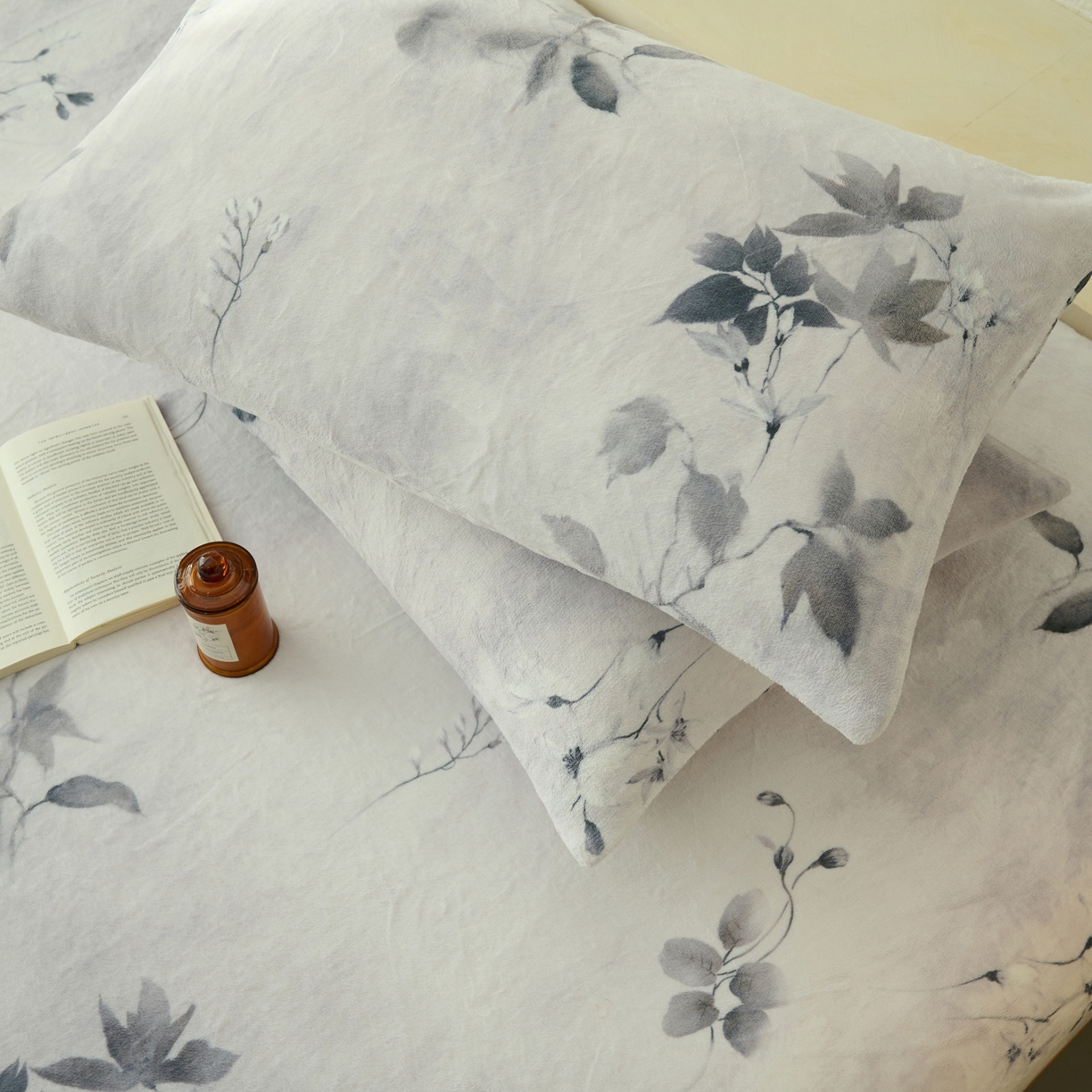 91家纺网 家纺一手货源 找家纺 早晨家纺 2025新款数码印花高克重牛奶单床笠 烟蕊