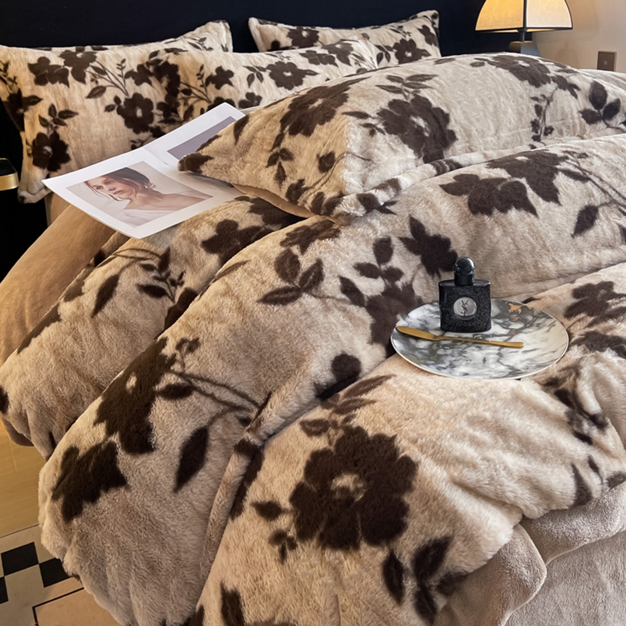 91家纺网 家纺一手货源 找家纺 仟网汇 2025新款加厚兔毛绒法式宽边四件套牛奶绒 干枯玫瑰