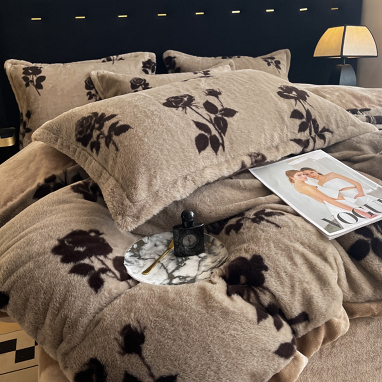 91家纺网 家纺一手货源 找家纺 仟网汇 2025新款加厚兔毛绒法式宽边四件套牛奶绒 拿铁玫瑰