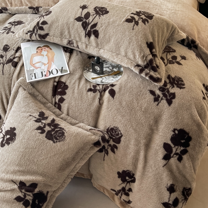 91家纺网 家纺一手货源 找家纺 仟网汇 2025新款加厚兔毛绒法式宽边四件套牛奶绒 拿铁玫瑰