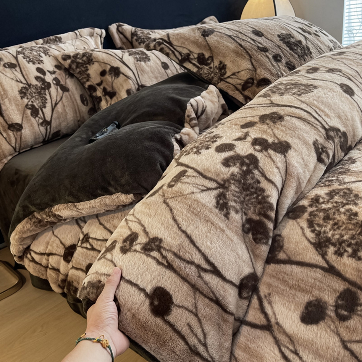 91家纺网 家纺一手货源 找家纺 仟网汇 2025新款加厚兔毛绒法式宽边四件套牛奶绒 陌上花开