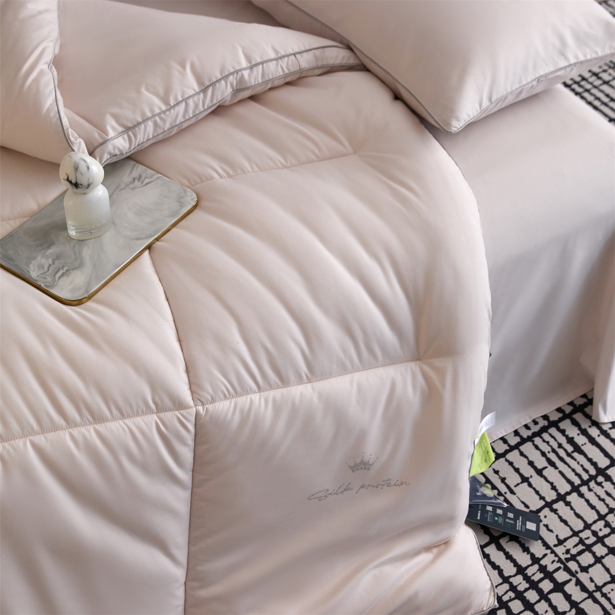 91家纺网 家纺一手货源 找家纺 （总）头等舱 2025新款酒店款净植力抗菌 防螨 防霉 低致敏 立体秋冬被（空镜图）