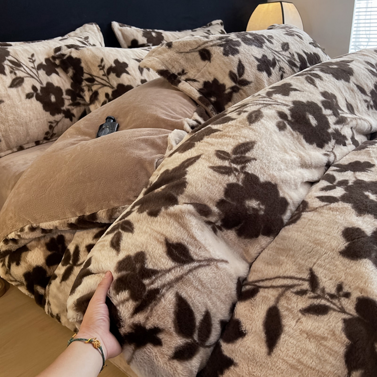 91家纺网 家纺一手货源 找家纺 仟网汇 2025新款加厚兔毛绒法式宽边四件套牛奶绒 干枯玫瑰