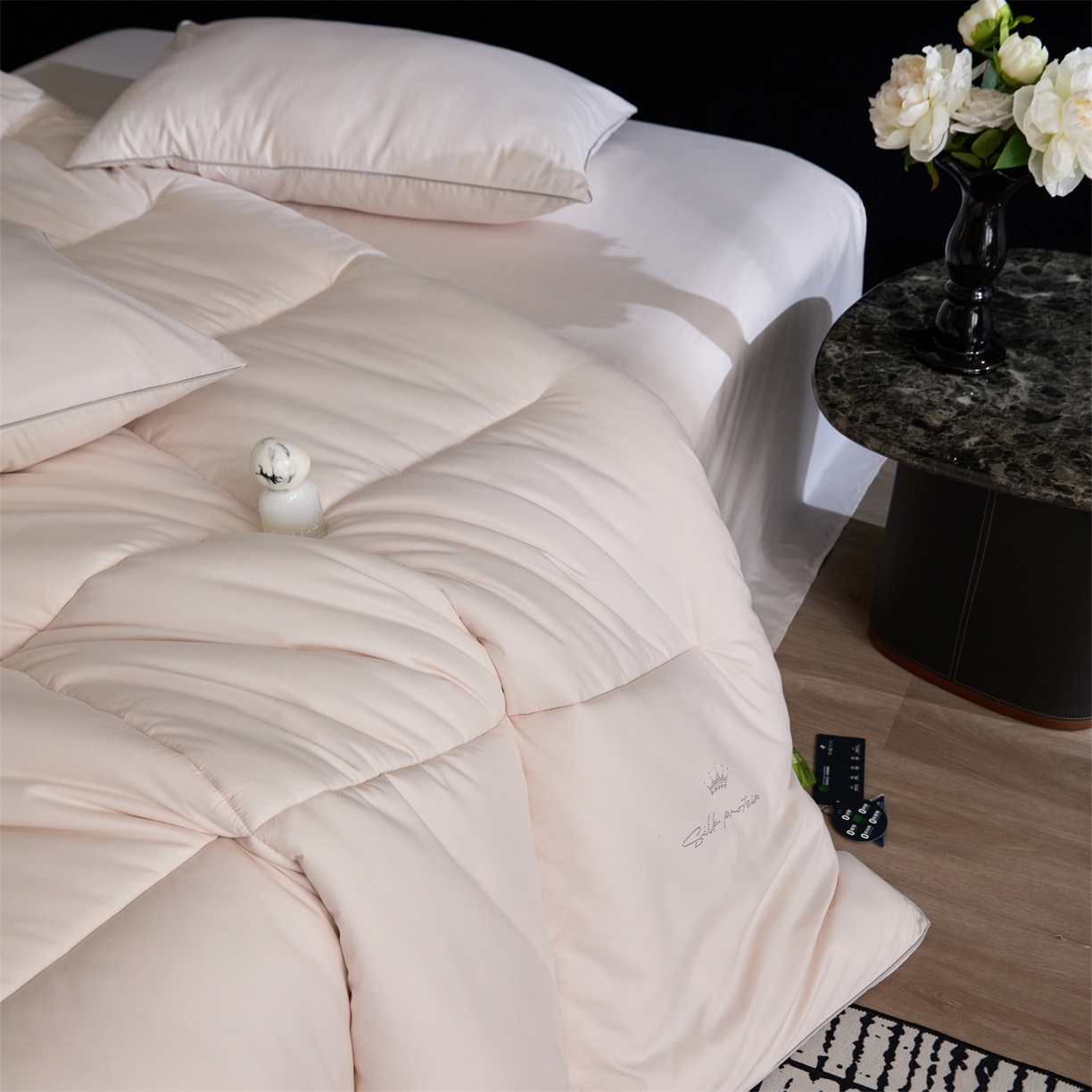 91家纺网 家纺一手货源 找家纺 头等舱 2025新款酒店款净植力抗菌 防螨 防霉 低致敏 立体秋冬被（空镜图） 奶咖灰