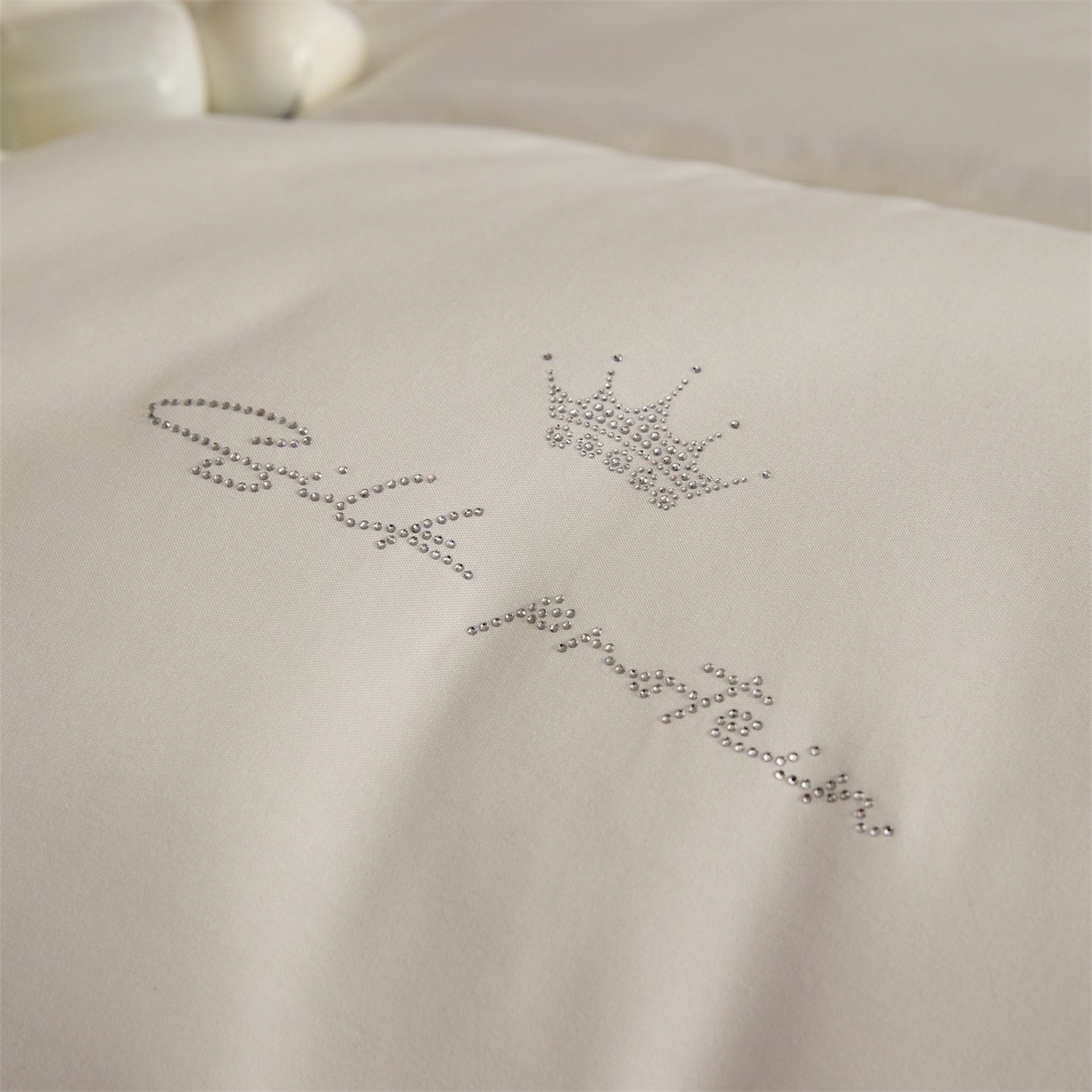 91家纺网 家纺一手货源 找家纺 头等舱 2025新款酒店款净植力抗菌 防螨 防霉 低致敏 立体秋冬被（空镜图） 珍珠白