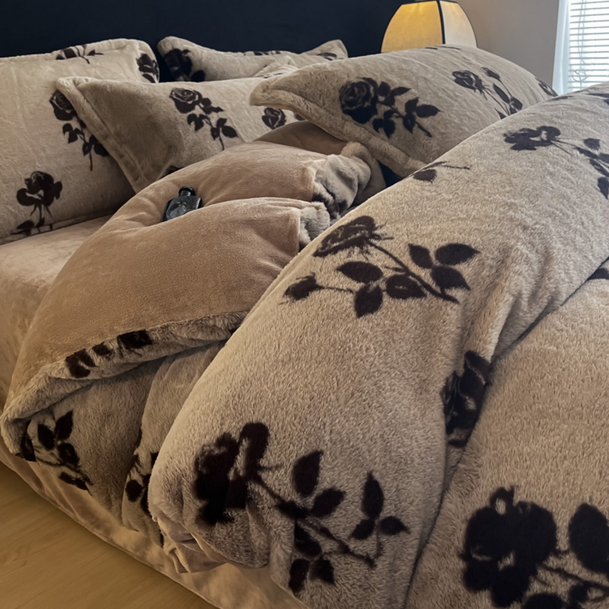 91家纺网 家纺一手货源 找家纺 仟网汇 2025新款加厚兔毛绒法式宽边四件套牛奶绒 拿铁玫瑰