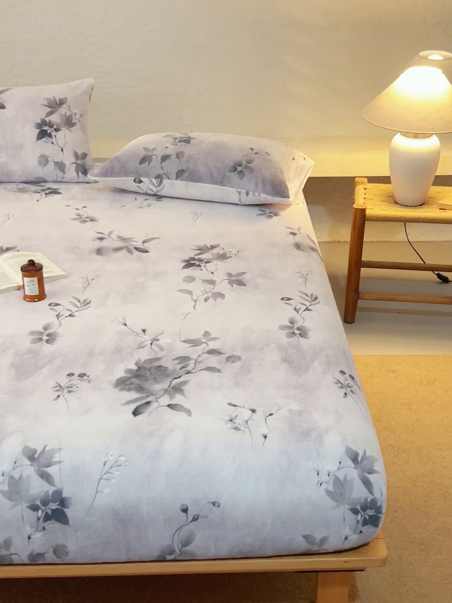 91家纺网 家纺一手货源 找家纺 早晨家纺 2025新款数码印花高克重牛奶单床笠 烟蕊