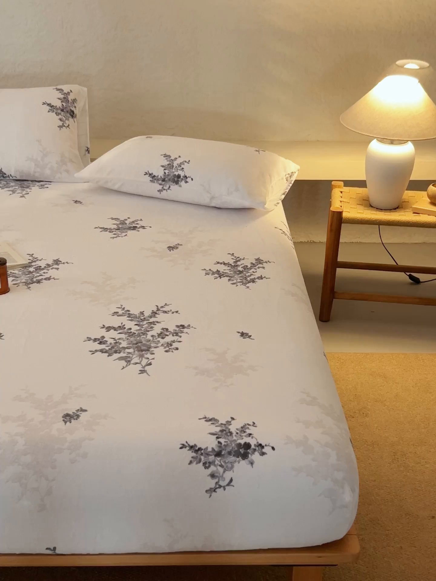 91家纺网 家纺一手货源 找家纺 早晨家纺 2025新款数码印花高克重牛奶单床笠 幽花