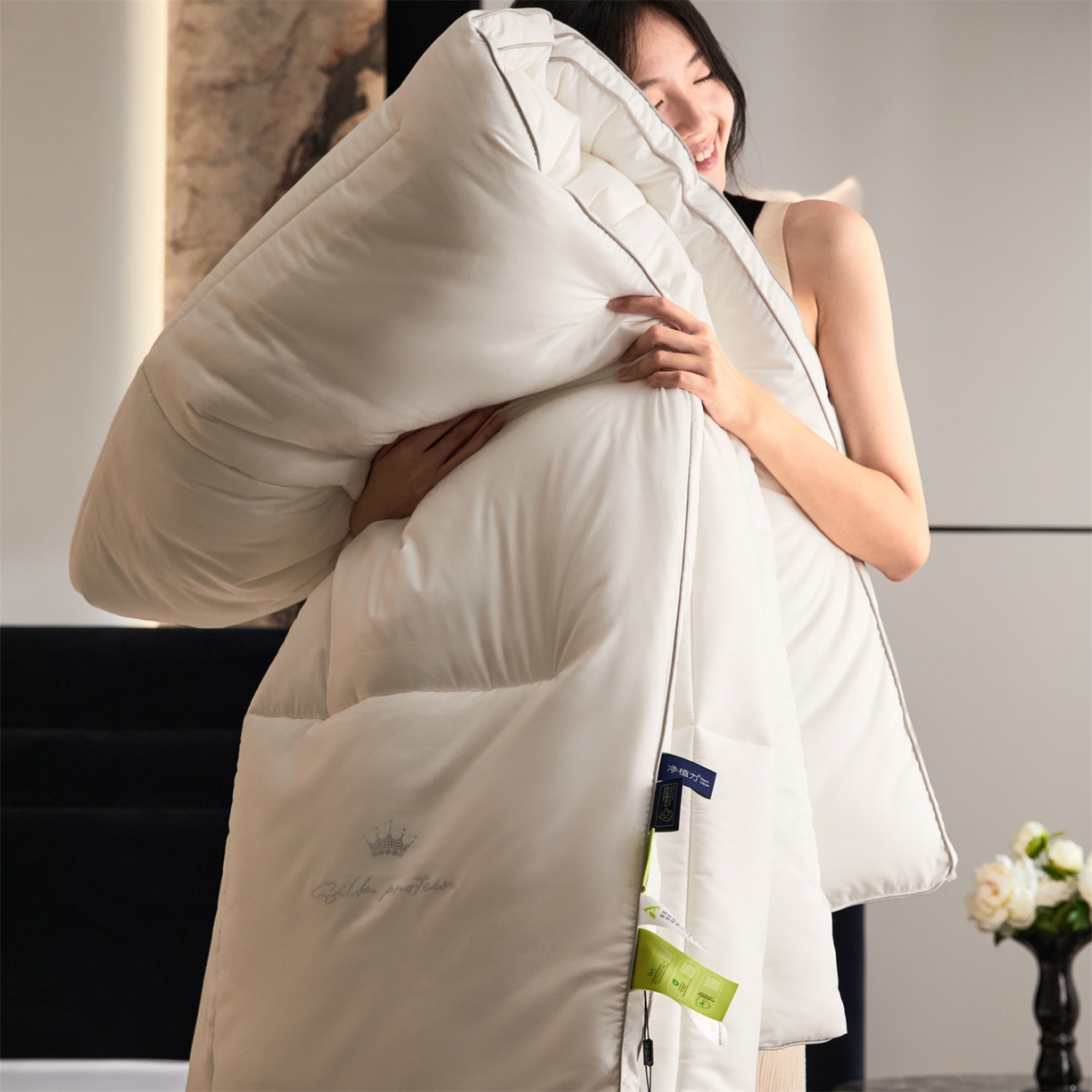 91家纺网 家纺一手货源 找家纺 头等舱 2025新款酒店款净植力抗菌 防螨 防霉 低致敏 立体秋冬被（模特图） 珍珠白