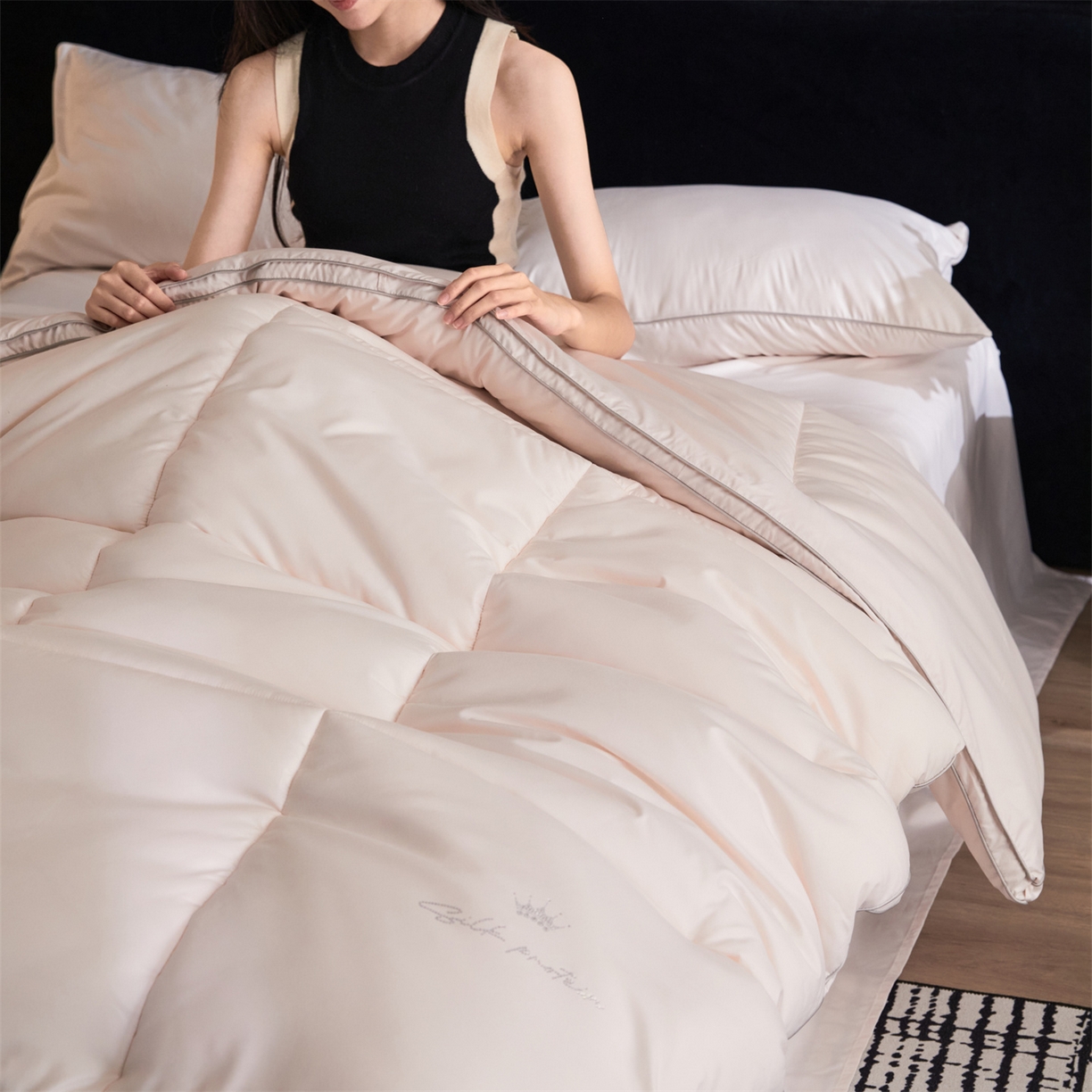 91家纺网 家纺一手货源 找家纺 （总）头等舱 2025新款酒店款净植力抗菌 防螨 防霉 低致敏 立体秋冬被（模特图）