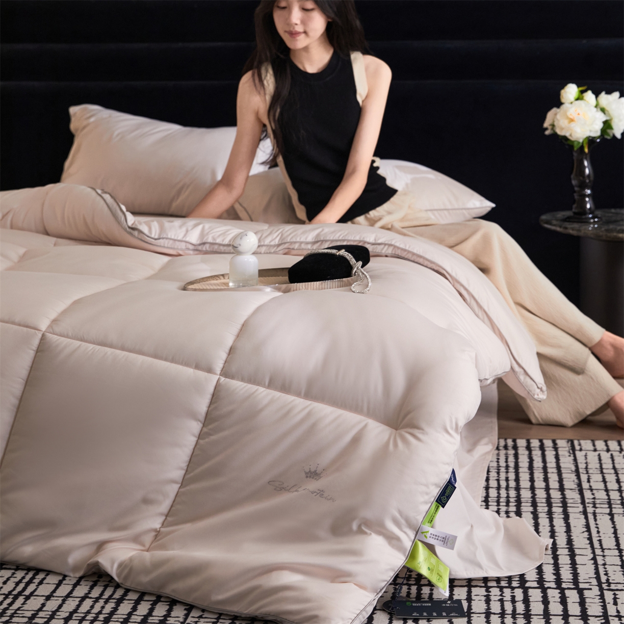 91家纺网 家纺一手货源 找家纺 （总）头等舱 2025新款酒店款净植力抗菌 防螨 防霉 低致敏 立体秋冬被（模特图）