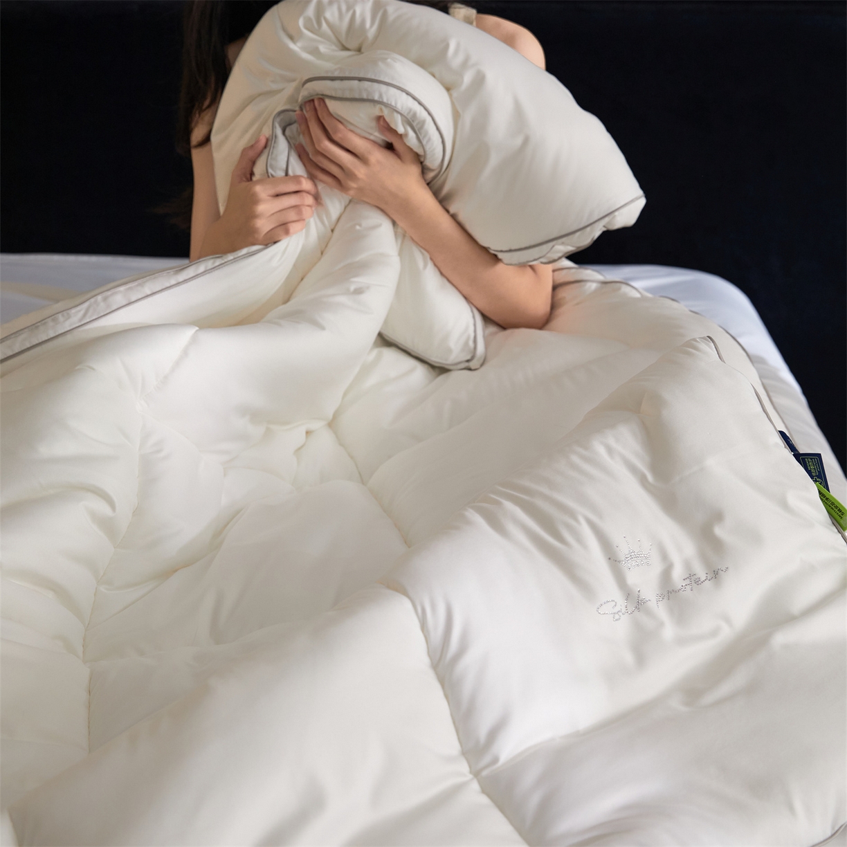 91家纺网 家纺一手货源 找家纺 头等舱 2025新款酒店款净植力抗菌 防螨 防霉 低致敏 立体秋冬被（模特图） 珍珠白