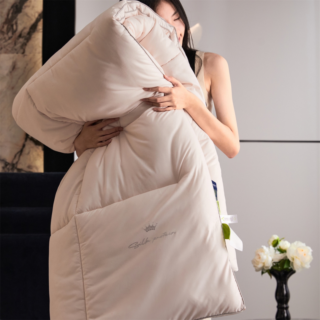 91家纺网 家纺一手货源 找家纺 头等舱 2025新款酒店款净植力抗菌 防螨 防霉 低致敏 立体秋冬被（模特图） 奶咖灰