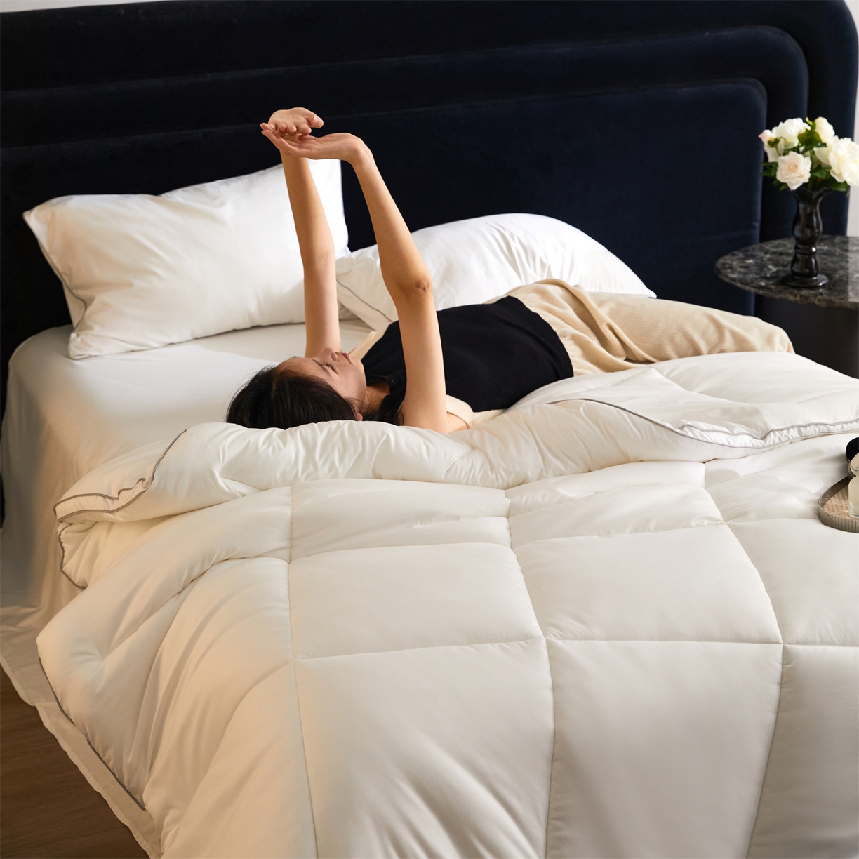 91家纺网 家纺一手货源 找家纺 头等舱 2025新款酒店款净植力抗菌 防螨 防霉 低致敏 立体秋冬被（模特图） 珍珠白