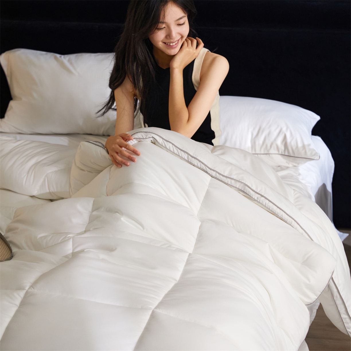 91家纺网 家纺一手货源 找家纺 头等舱 2025新款酒店款净植力抗菌 防螨 防霉 低致敏 立体秋冬被（模特图） 珍珠白
