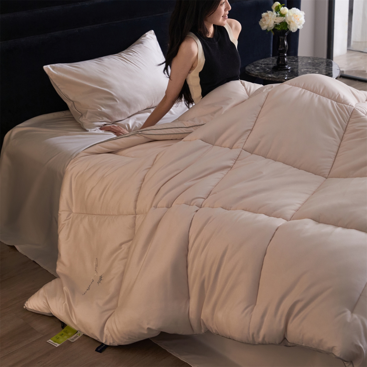 91家纺网 家纺一手货源 找家纺 头等舱 2025新款酒店款净植力抗菌 防螨 防霉 低致敏 立体秋冬被（模特图） 奶咖灰
