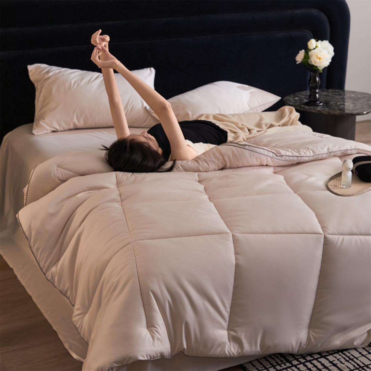 91家纺网 家纺一手货源 找家纺 头等舱 2025新款酒店款净植力抗菌 防螨 防霉 低致敏 立体秋冬被（模特图） 奶咖灰