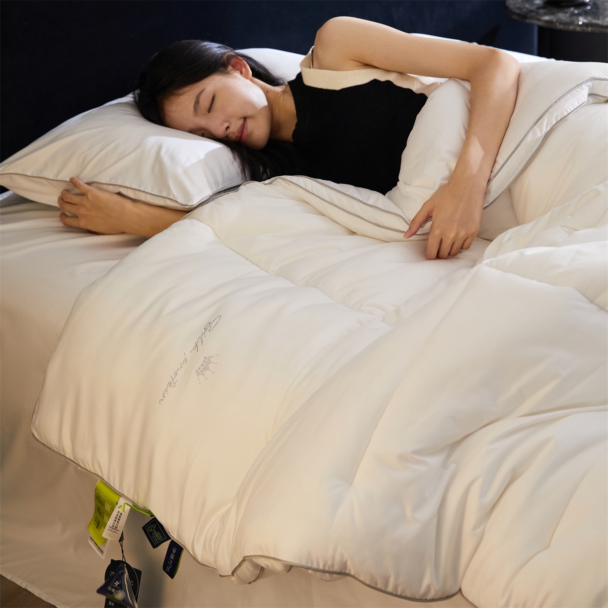 91家纺网 家纺一手货源 找家纺 头等舱 2025新款酒店款净植力抗菌 防螨 防霉 低致敏 立体秋冬被（模特图） 珍珠白